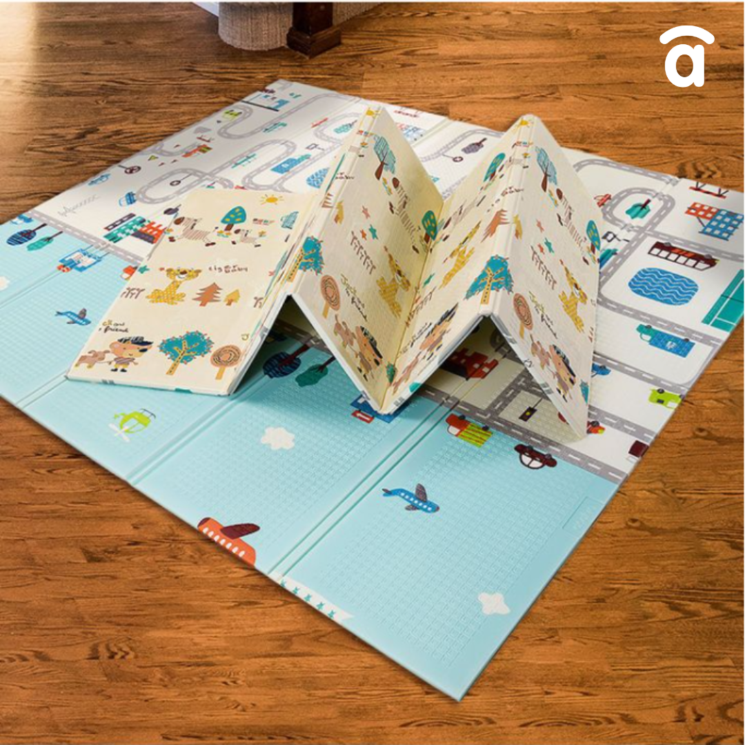alfombra de juegos para bebés en un cuarto infantil